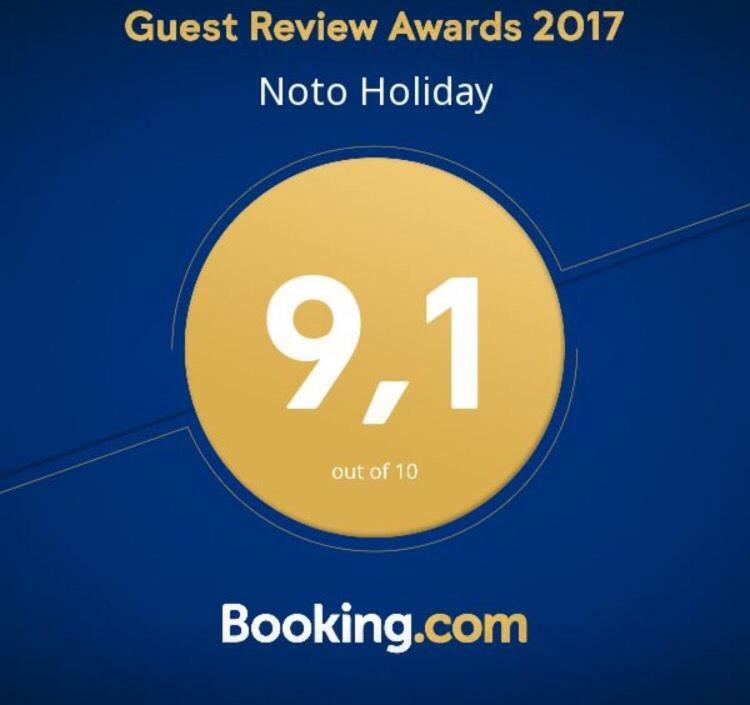 Noto Holiday 外观 照片